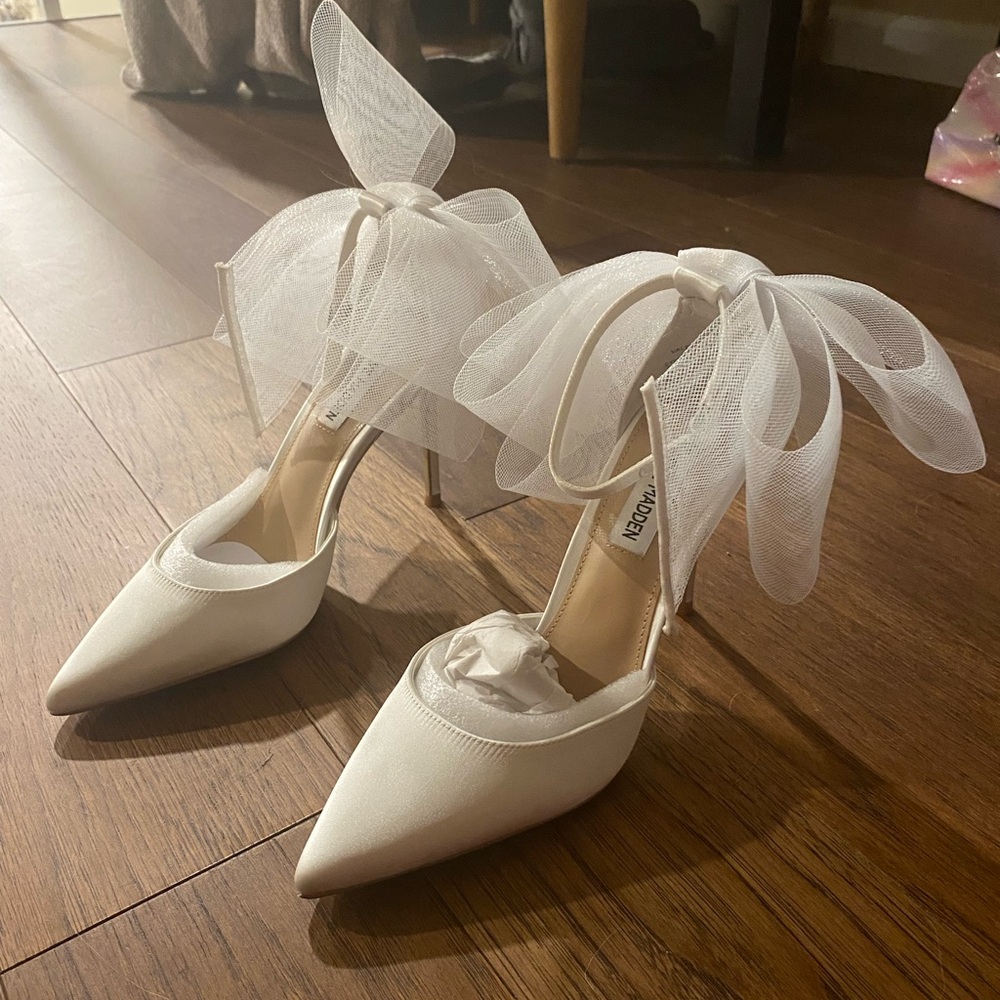 Elegant White Heels with Bow Detail